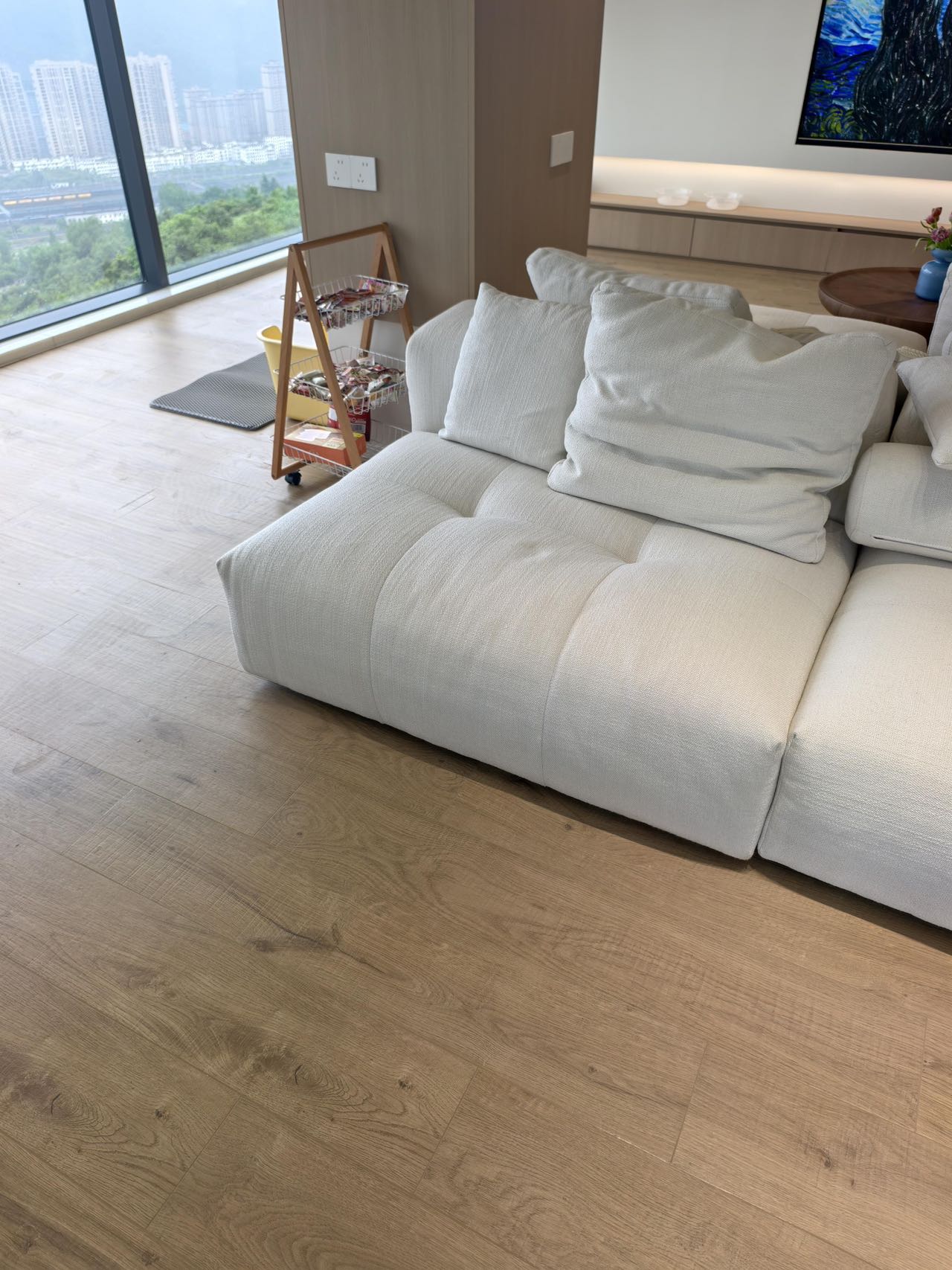 浅色木纹砖客厅通铺案例｜浅木为底，一室温柔 · 搭配逻辑｜浅地 + 深木 + 跳色